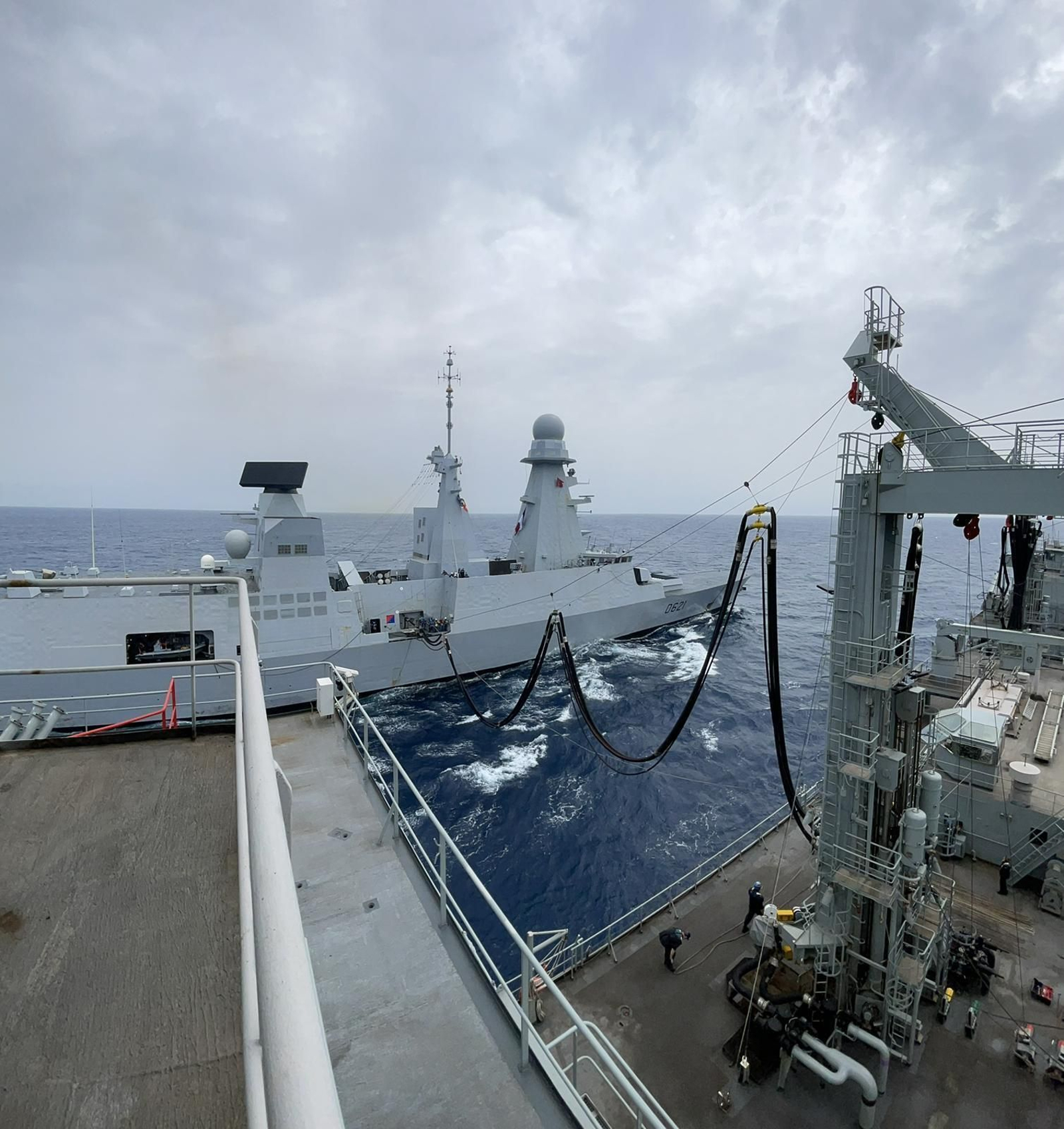 El Patiño realiza un aprovisionamiento doble en la mar con la Santa María F-81 y el Chevalier Paul francés.