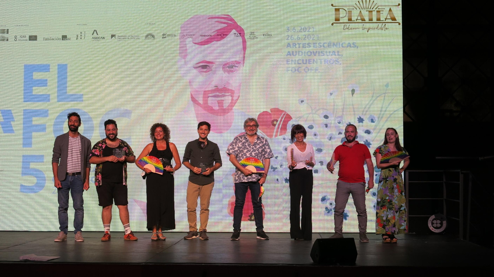Galardonados y organizadores ante el cartel del Festival FOC.