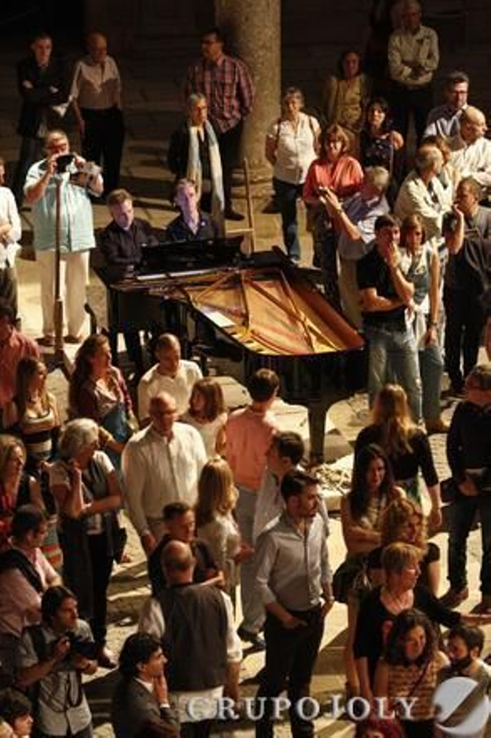 El piano en un extremo.

Foto: Álex Cámara