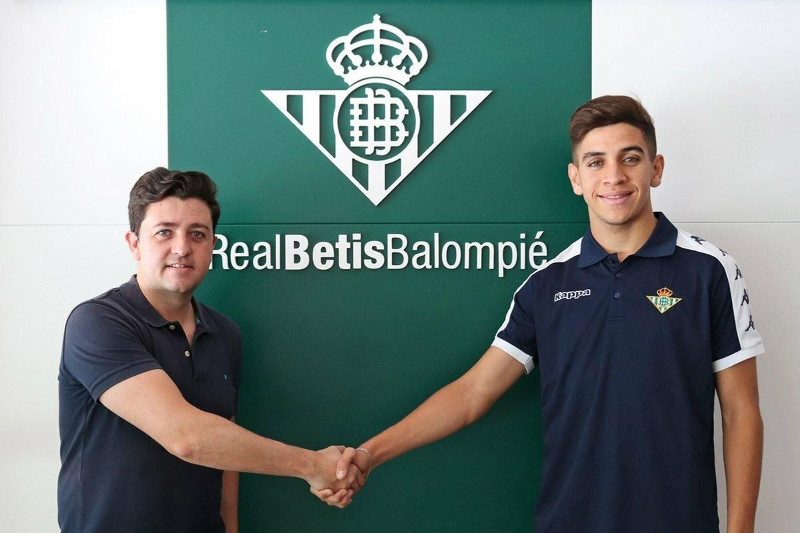 Mohamed Mizzian posa con Miguel Calzado, director de cantera del Betis.