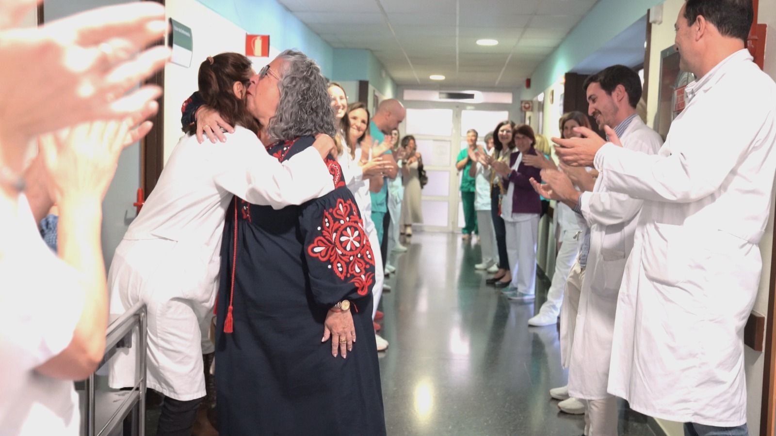 Antonia Gómez, entre los aplausos de sus compañeros del hospital Juan Ramón Jiménez.