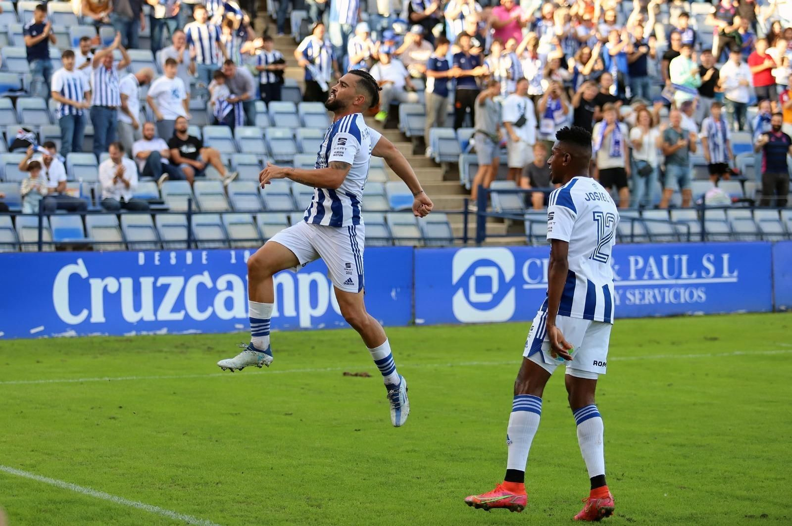 Arjona festeja el 1-0 con Josiel Núñez a su lado.