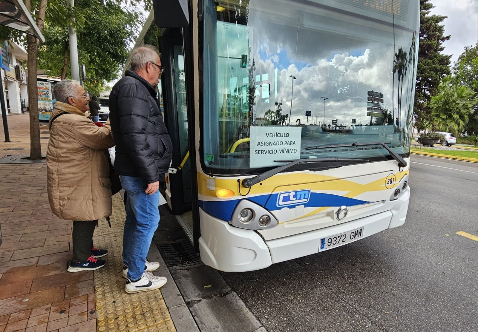 Una parada de autobuses en el paseo marítimo de Algeciras durante la jornada de huelga.