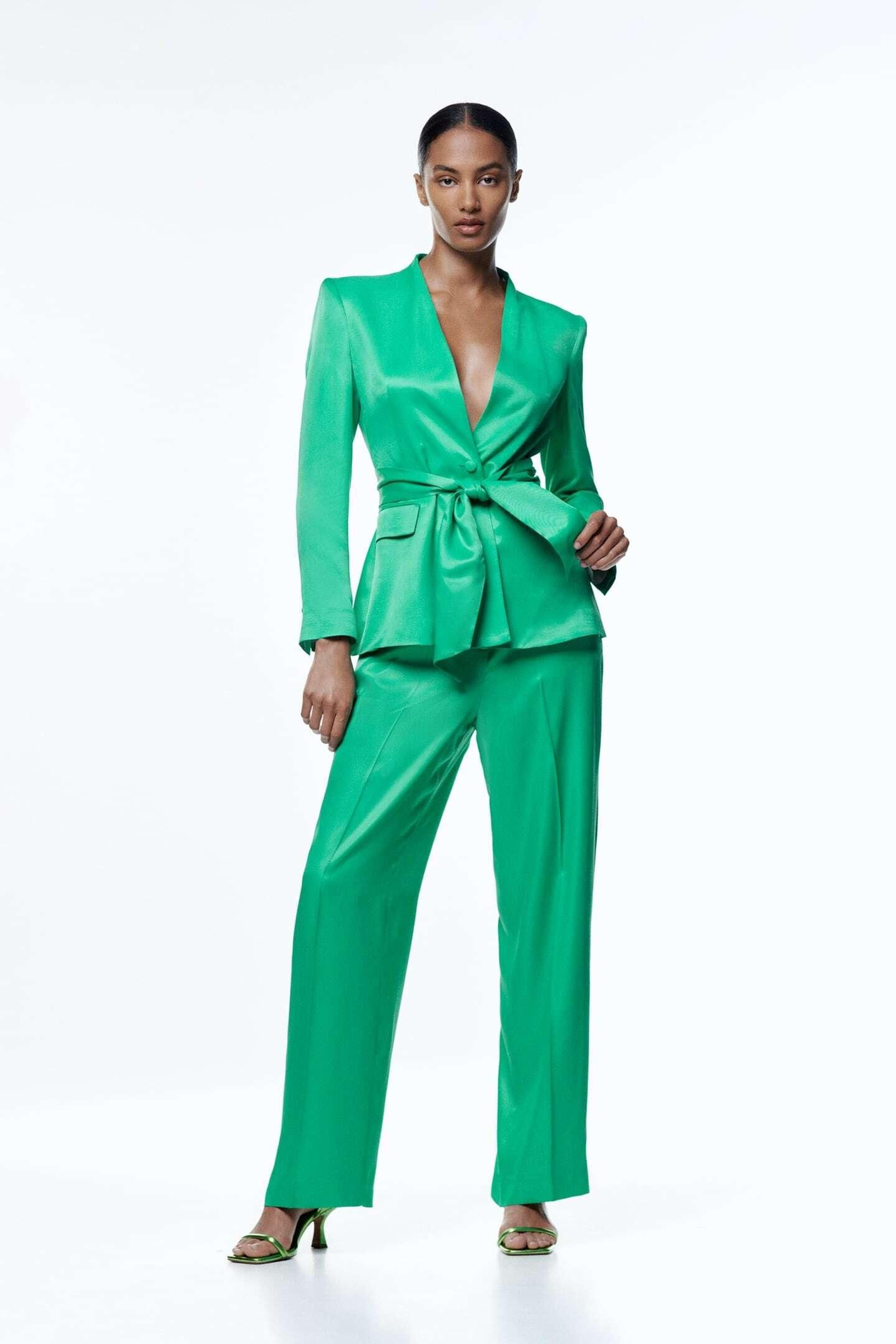 Traje verde con lazada de Zara. Traje verde con lazada de Zara.