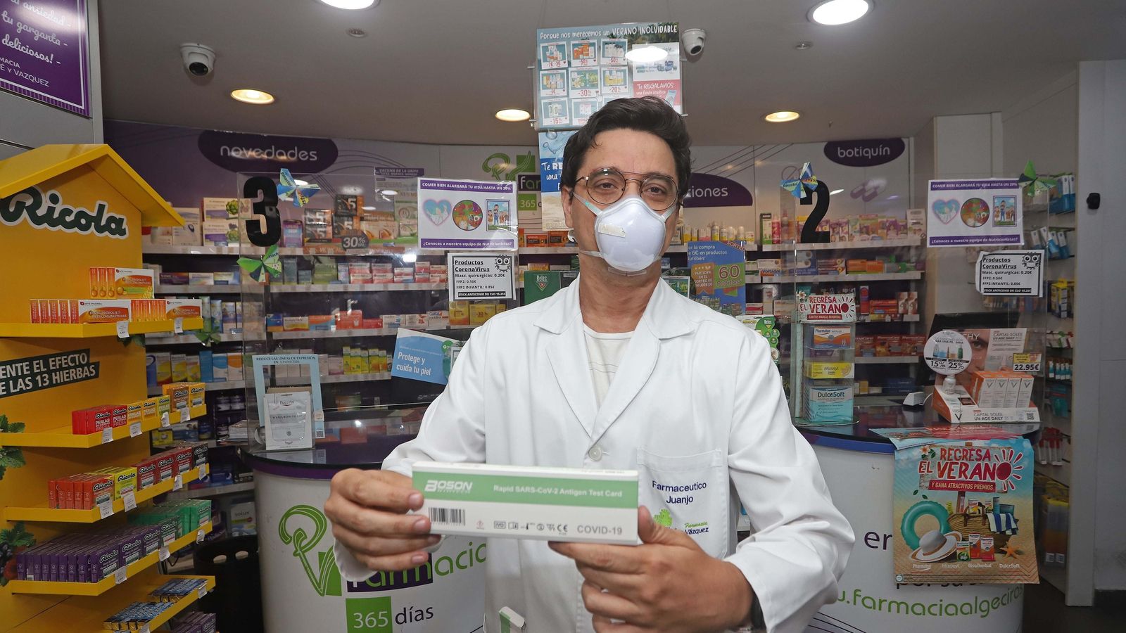 Juan José Piné con los autotests, en la farmacia Piné y Vázquez de Algeciras