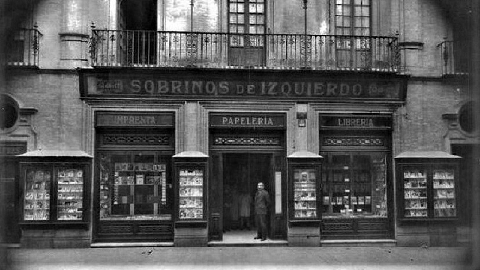 El escaparate de la Librería Sobrinos de Izquierdo,  en la calle Francos, donde se expuso la corona.