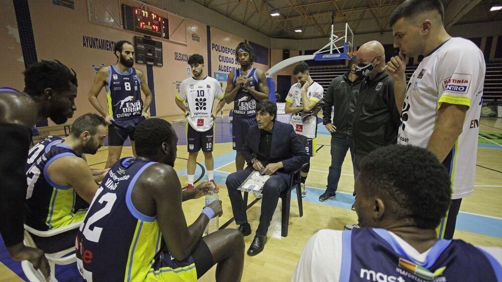 Javi Malla da instrucciones durante un tiempo muerto