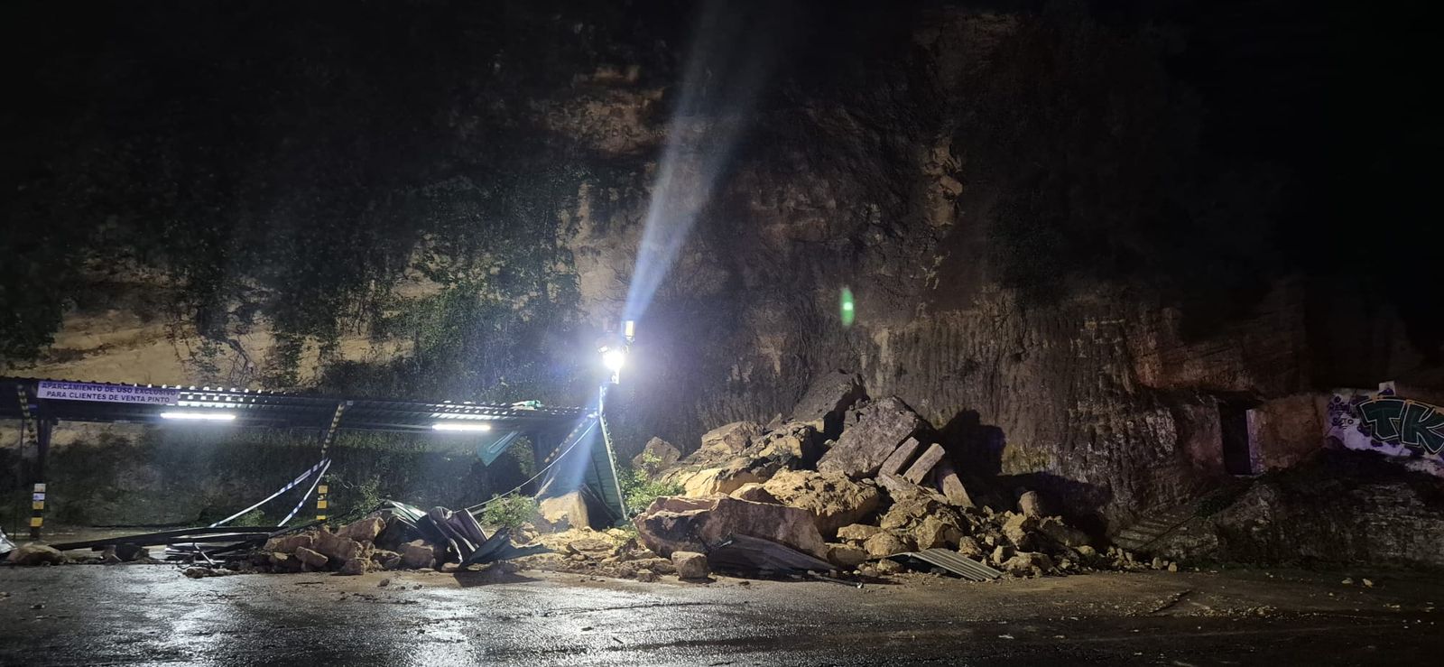 Las rocas caídas sobre el aparcamiento de la Venta Pinto.