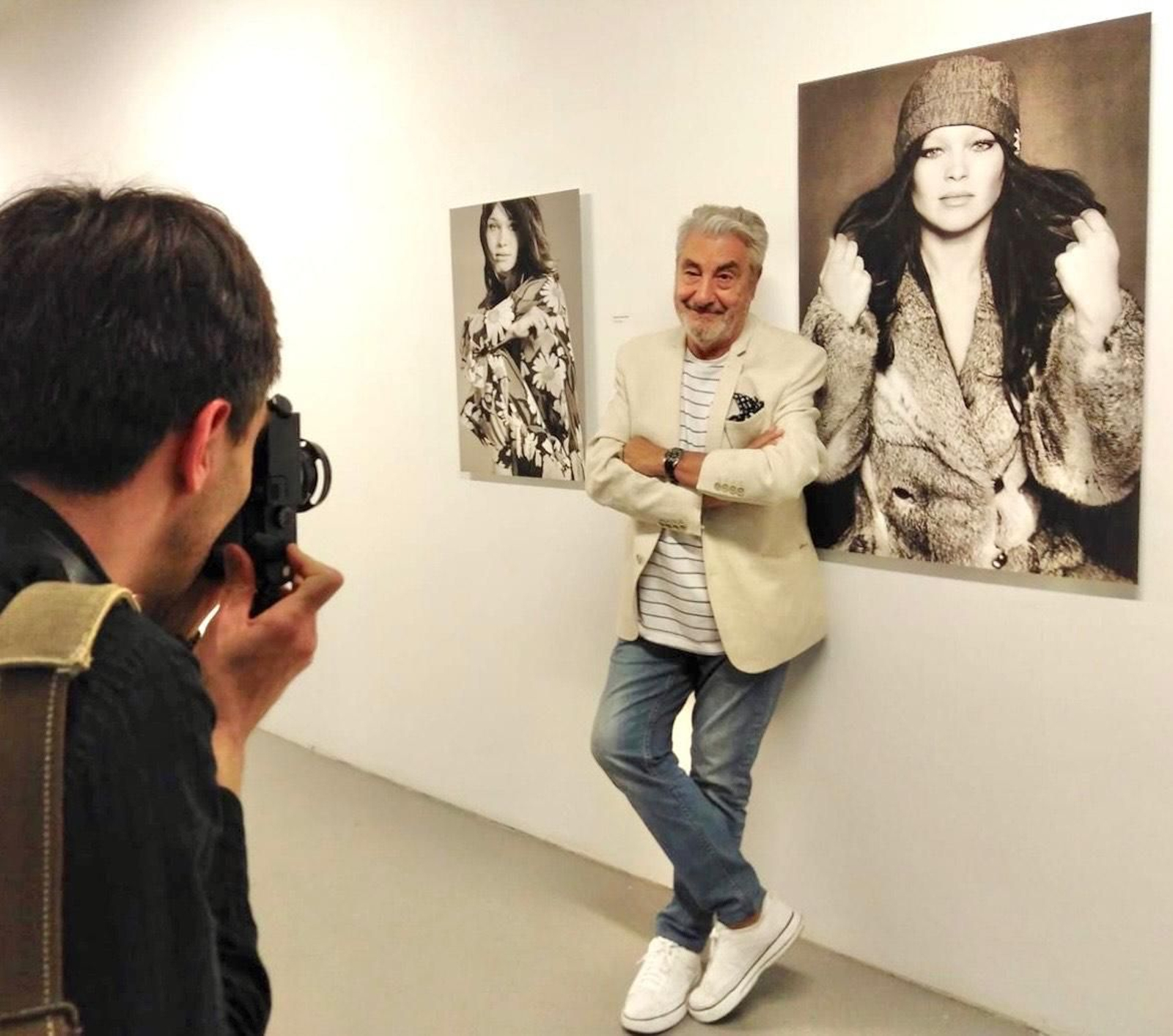 César Lucas en una exposición de fotos de Marisol.
