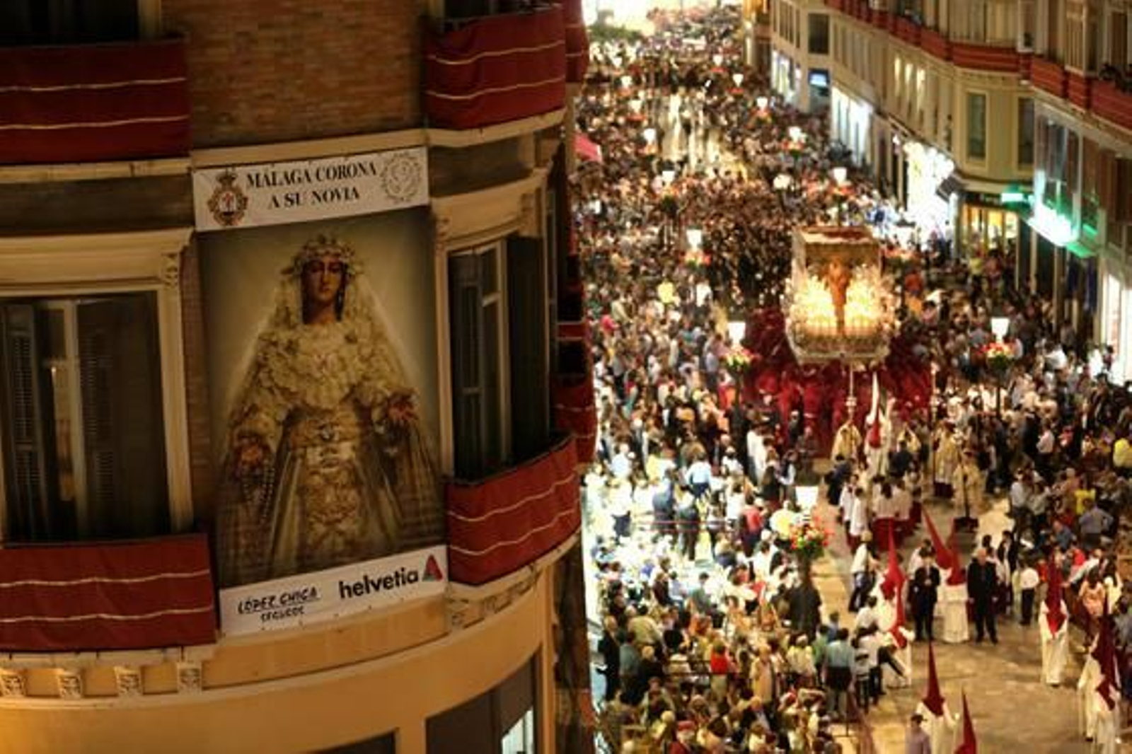 Virgen de la Salud a su paso por calle Larios.

Foto: Marilu Báez / L. M. Gómez Pozo