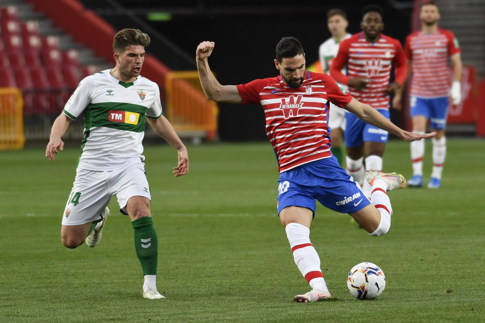 Antonio Puertas golpea el cuero en el duelo ante el Elche de la pasada campaña en Los Cármenes.
