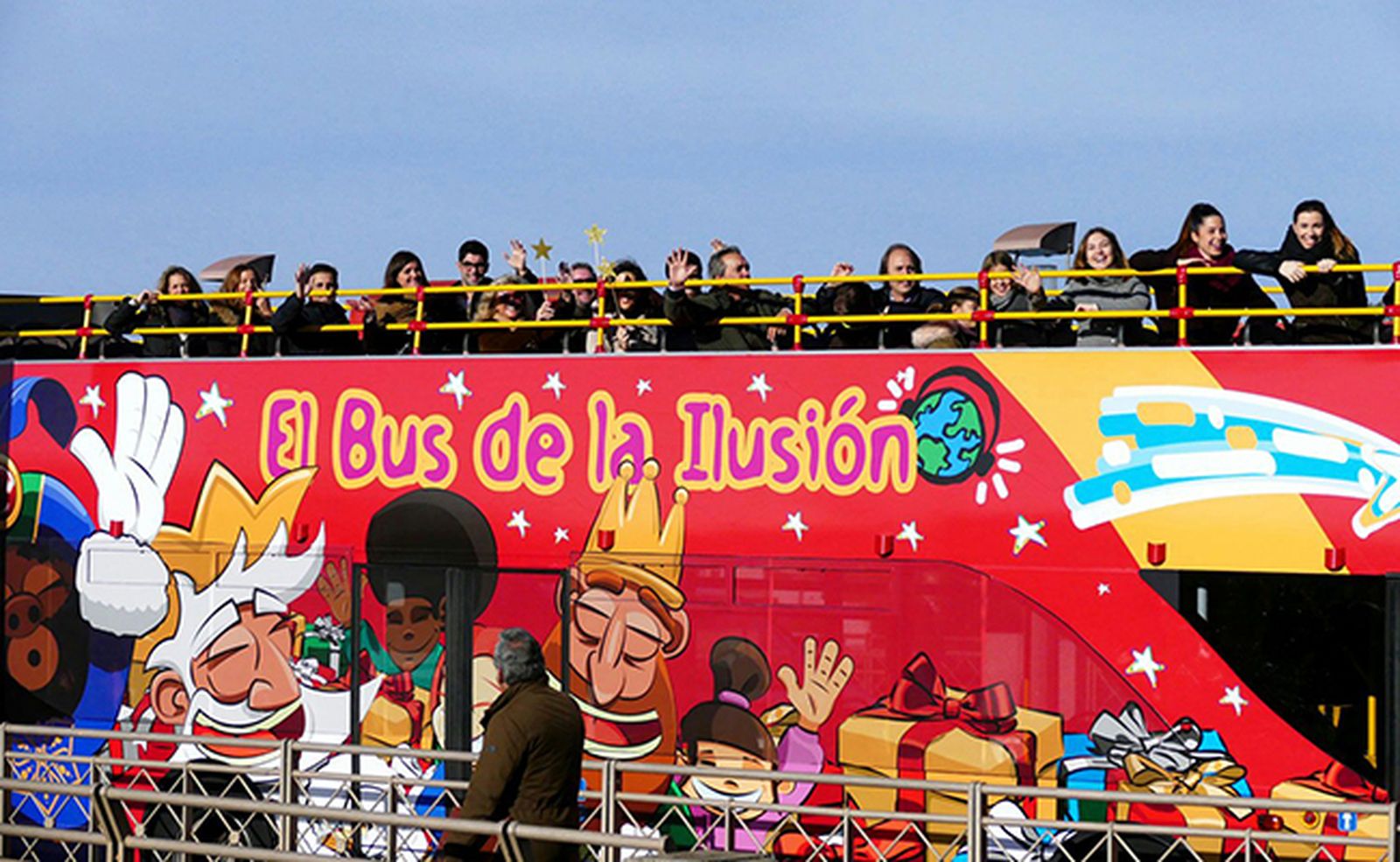 El bus de la ilusión vuelve en uno de sus recorridos por Málaga.