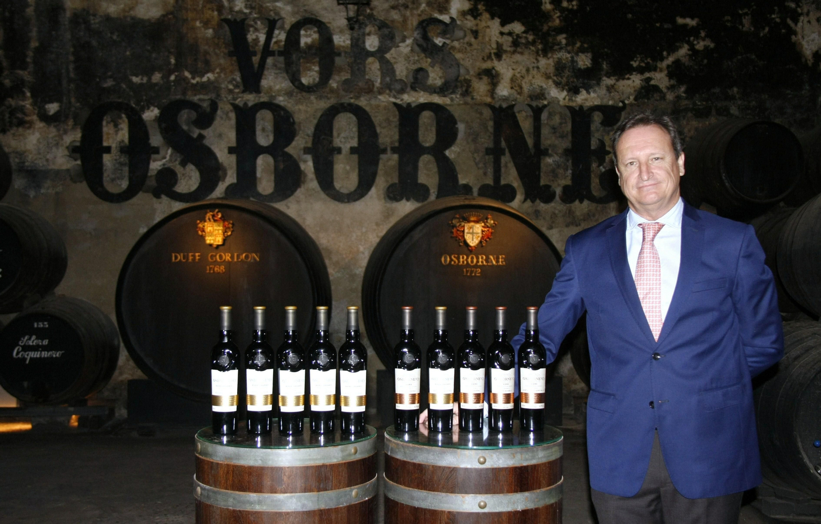 El consejero delegado de Osborne, Fernando Terry, junto a la colección de vinos viejos que se presenta mañana en la Bodega de Mora. El consejero delegado de Osborne, Fernando Terry, junto a la colección de vinos viejos que se presenta mañana en la Bodega de Mora.
