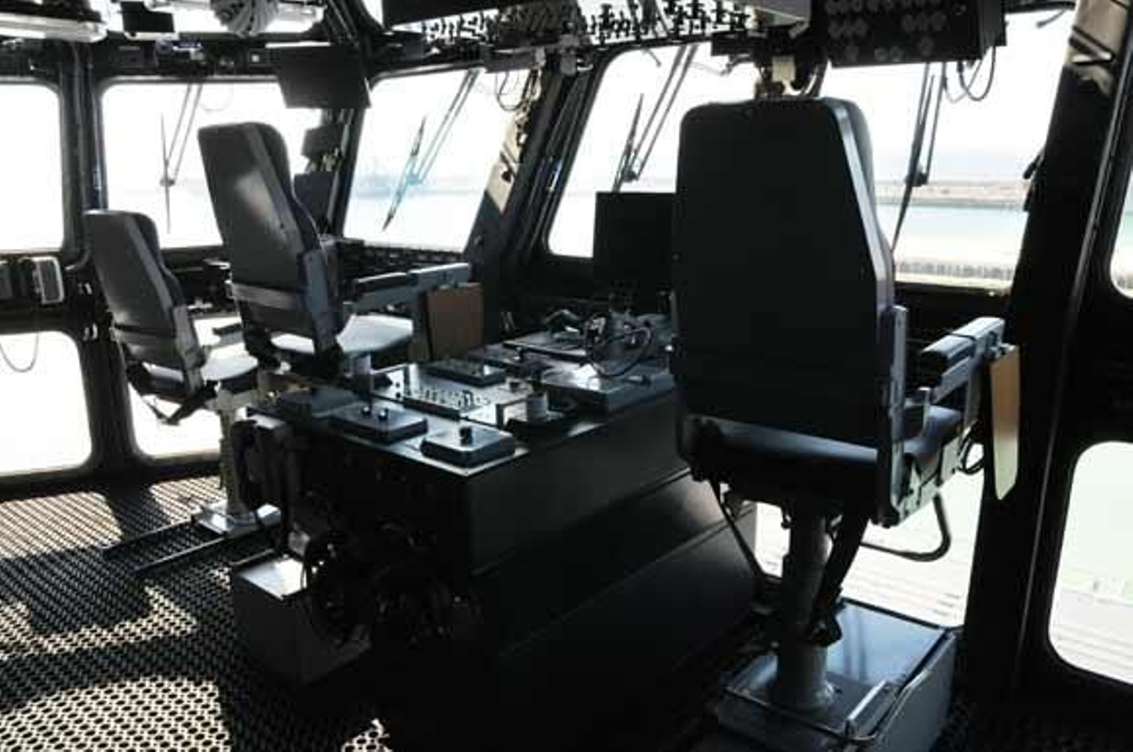 El 'Juan Carlos I', el mayor barco de guerra de la historia de la Armada Española, ya está atracado en la Base de Rota

Foto: Javier Gonzalez