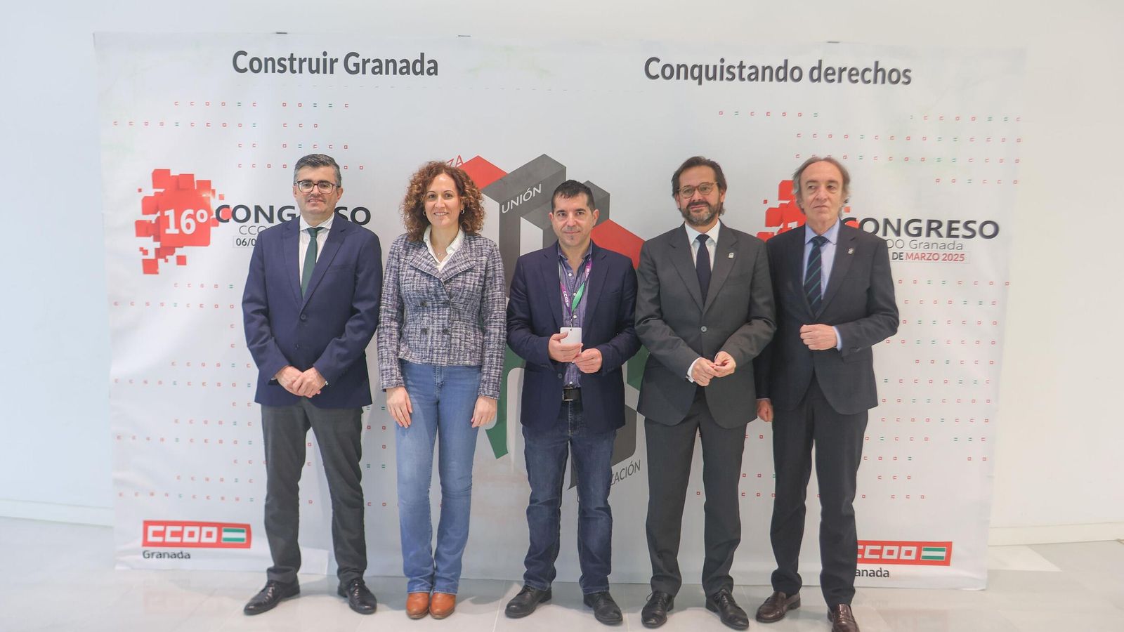 Foto de familia entre los representantes del sindicato y las administraciones públicas