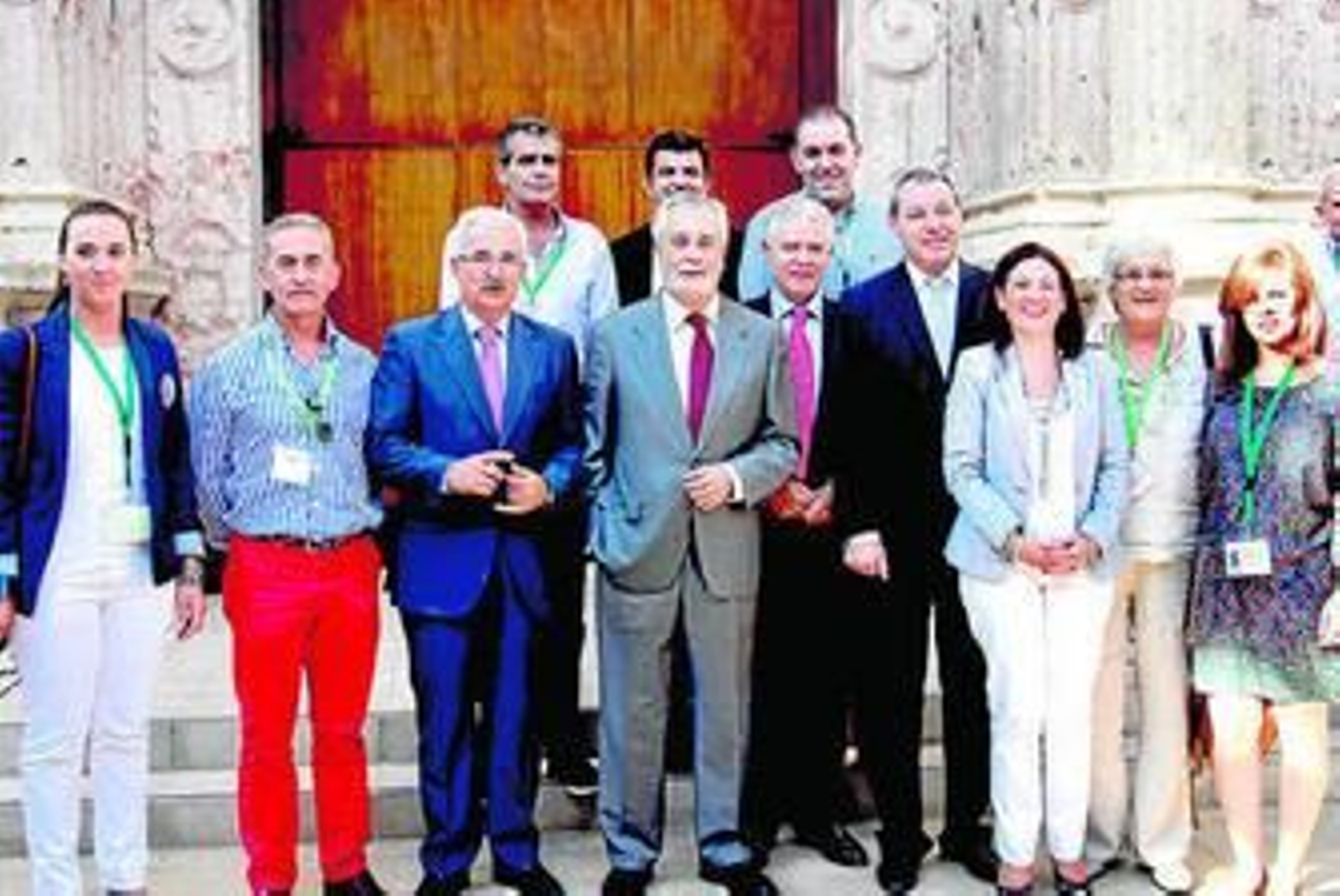 Imagen de varios representantes de las ELA de Cádiz con Griñán, ayer.