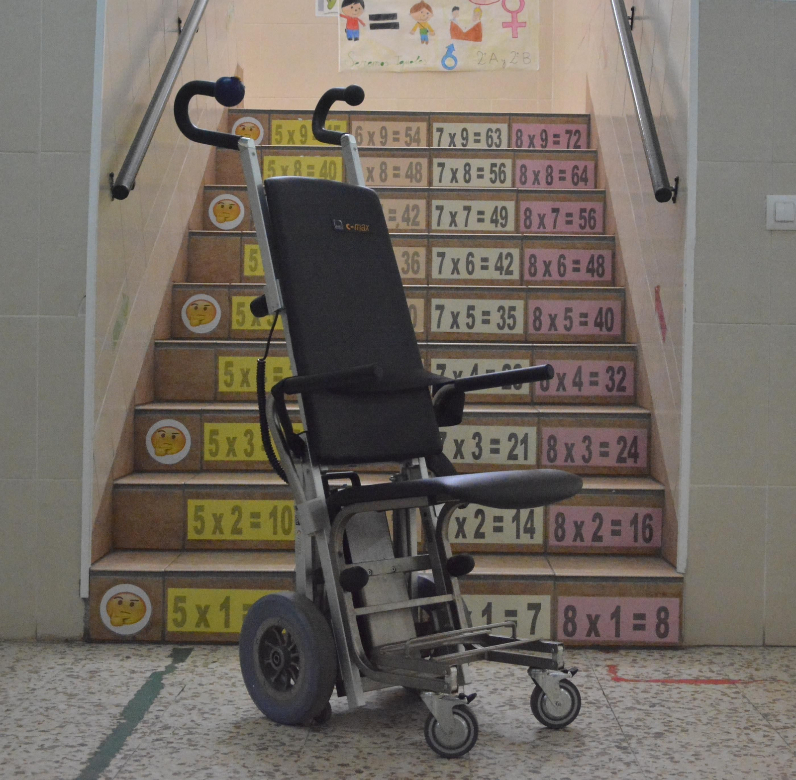 La silla salvaescaleras, ayer en el colegio Juan González.