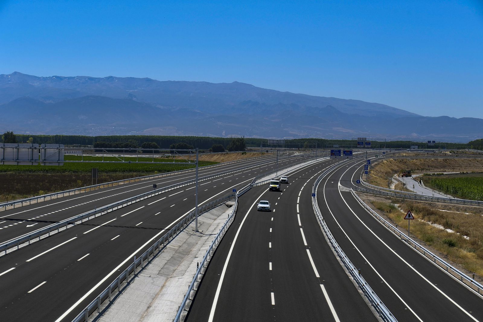 Fotos: ya circulan los primeros vehículos por la nueva autovía GR-43 de Granada