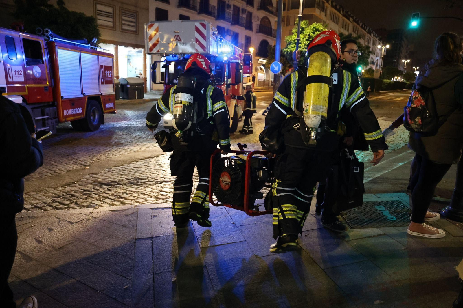 Incendio en un edificio de la Plaza de La Palmera de Huelva.