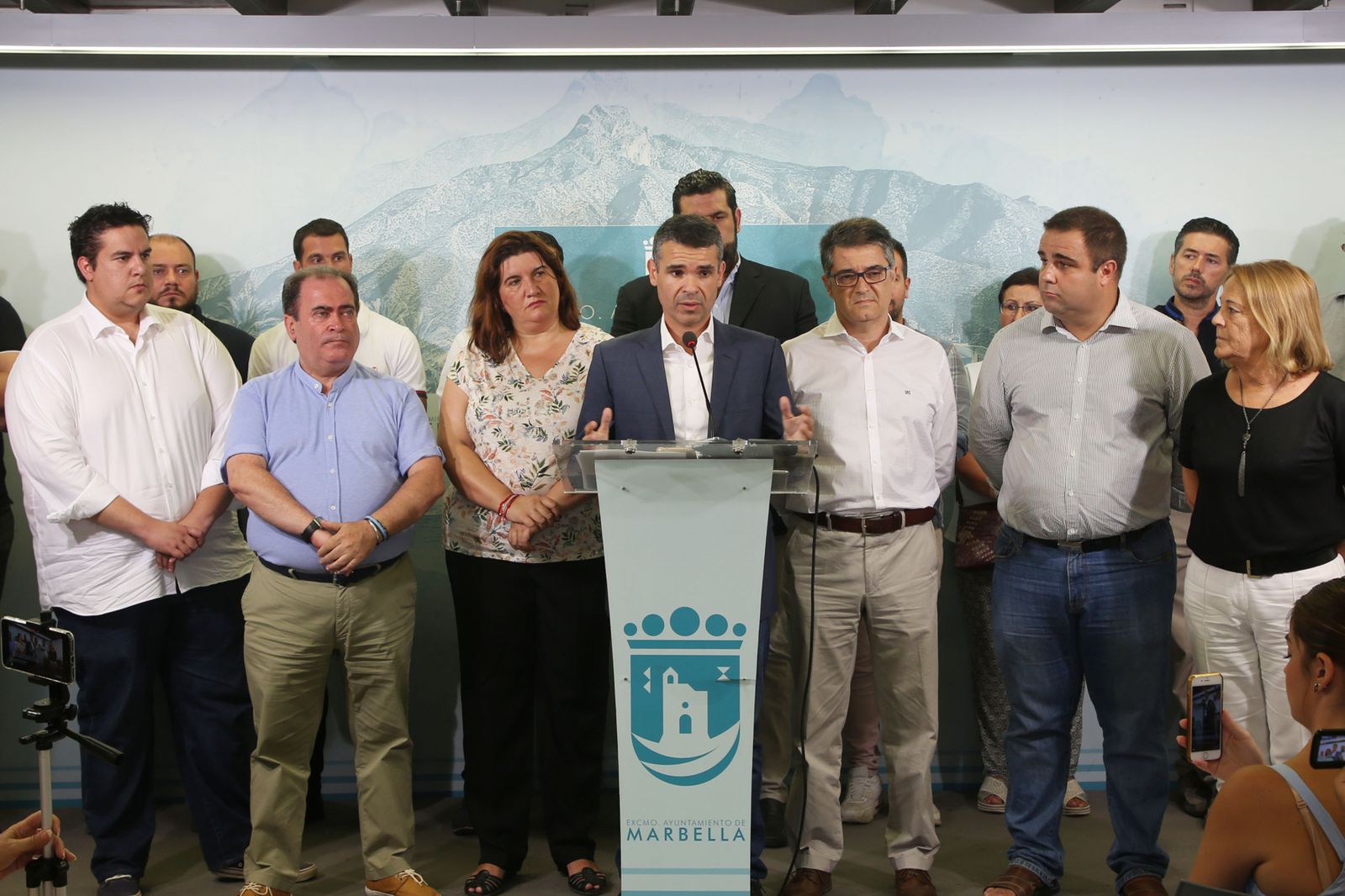 El alcalde de Marbella, José Bernal, junto a los siete ediles del PSOE y cargos de confianza, ayer.