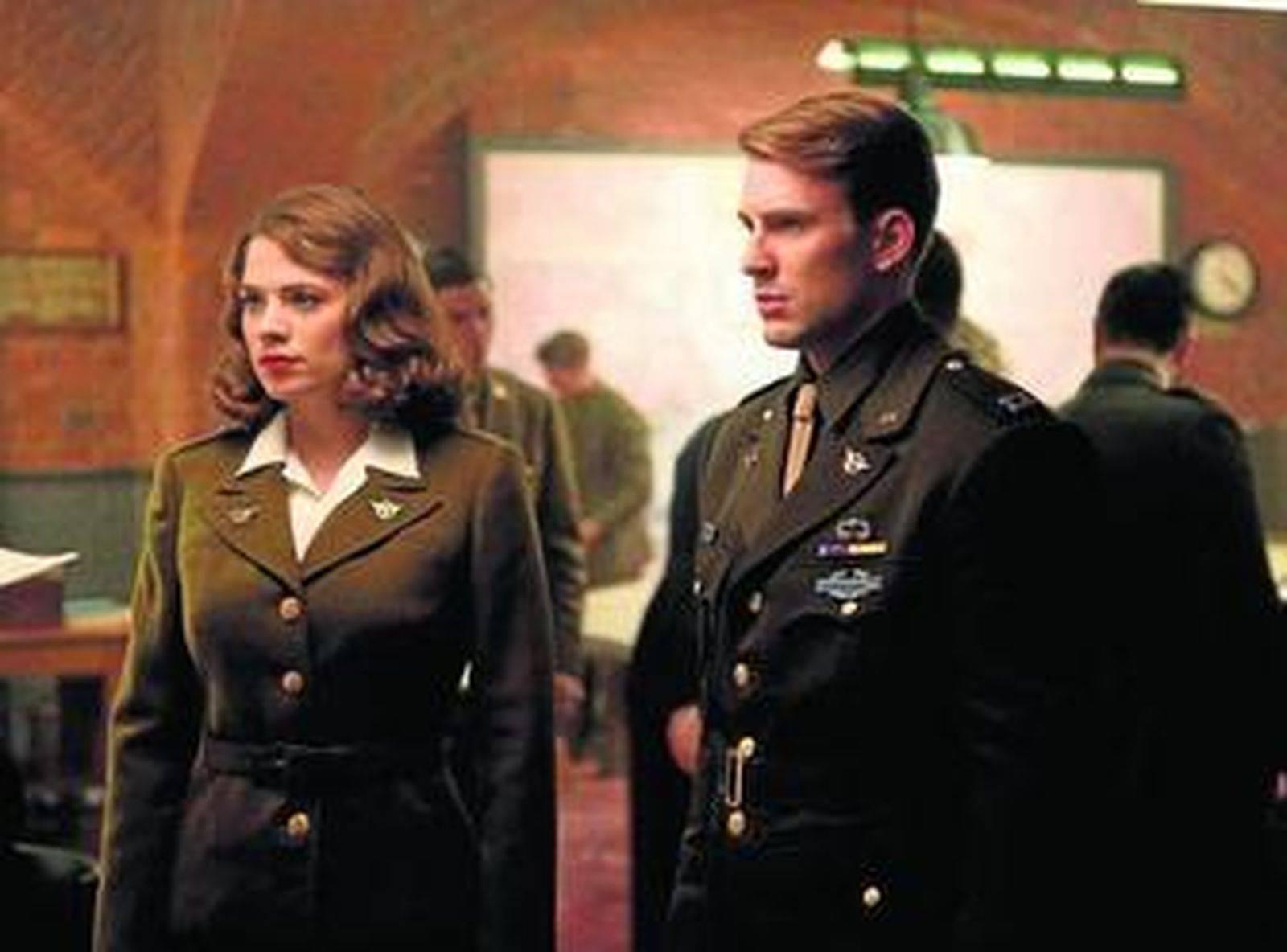 Hayley Atwell y Chris Evans protagonizan la película, que sorprende por su sutileza y su elegancia.