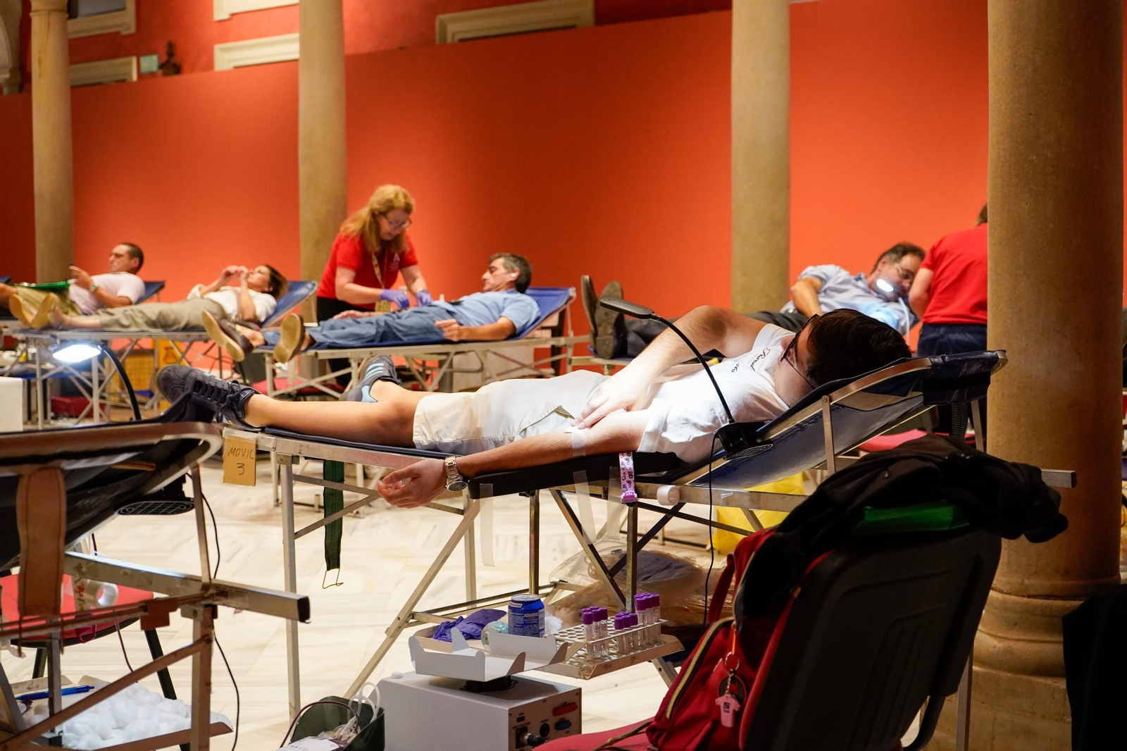 Donantes de sangre durante una campaña de donación en Sevilla.
