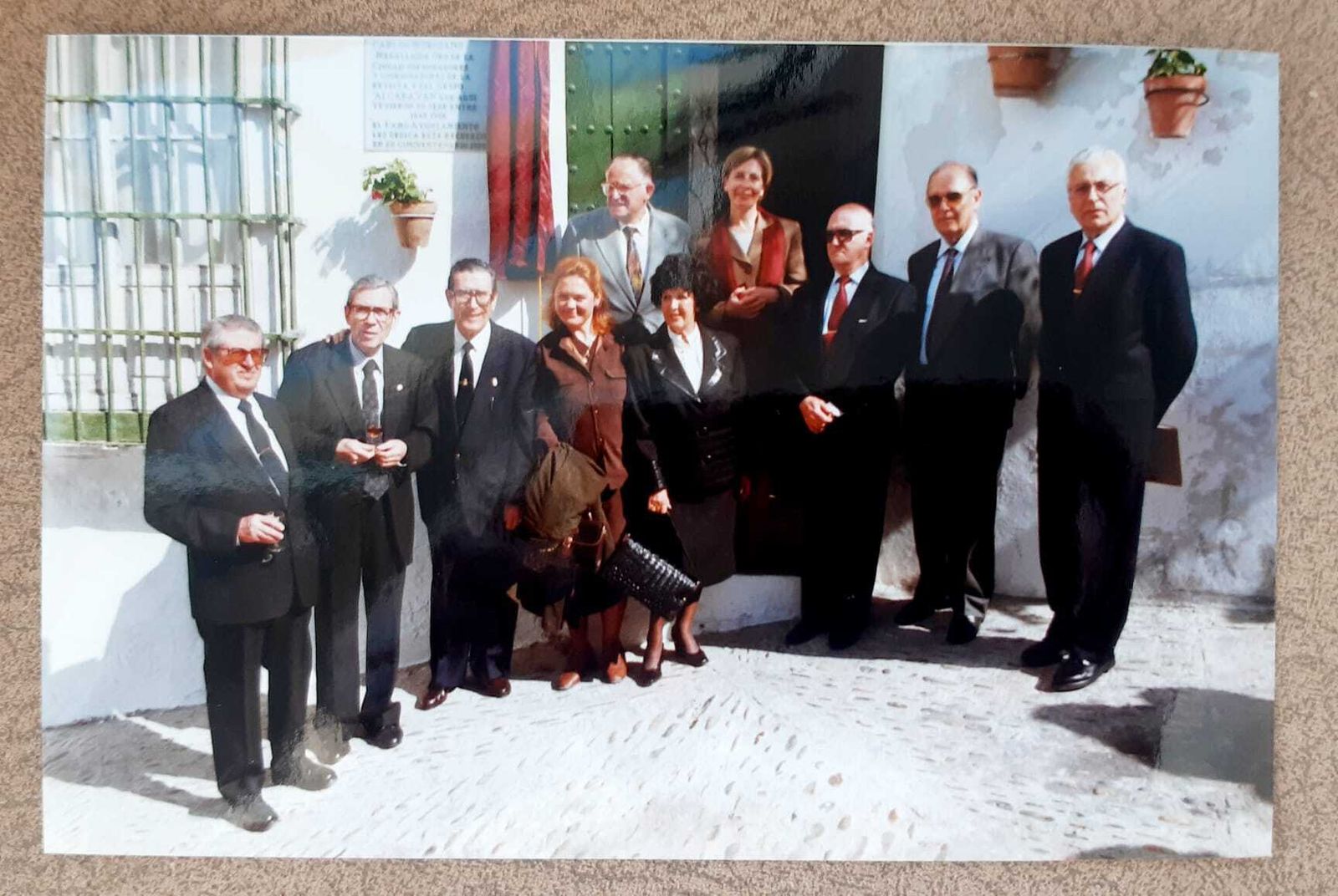 Eduarda Vázquez (en el centro con un bolso) y a su lado, la autora del artículo, Blanca Flores. En la imagen, tomada en 1997, aparecen Antonio Luis Baena, Carlos y Antonio Murciiano, Juan de Dios Ruiz Copete, José Antonio Hernández, Aurelio Sánchez Mariscal, Cristóbal Romero y Carmen García Tejera.