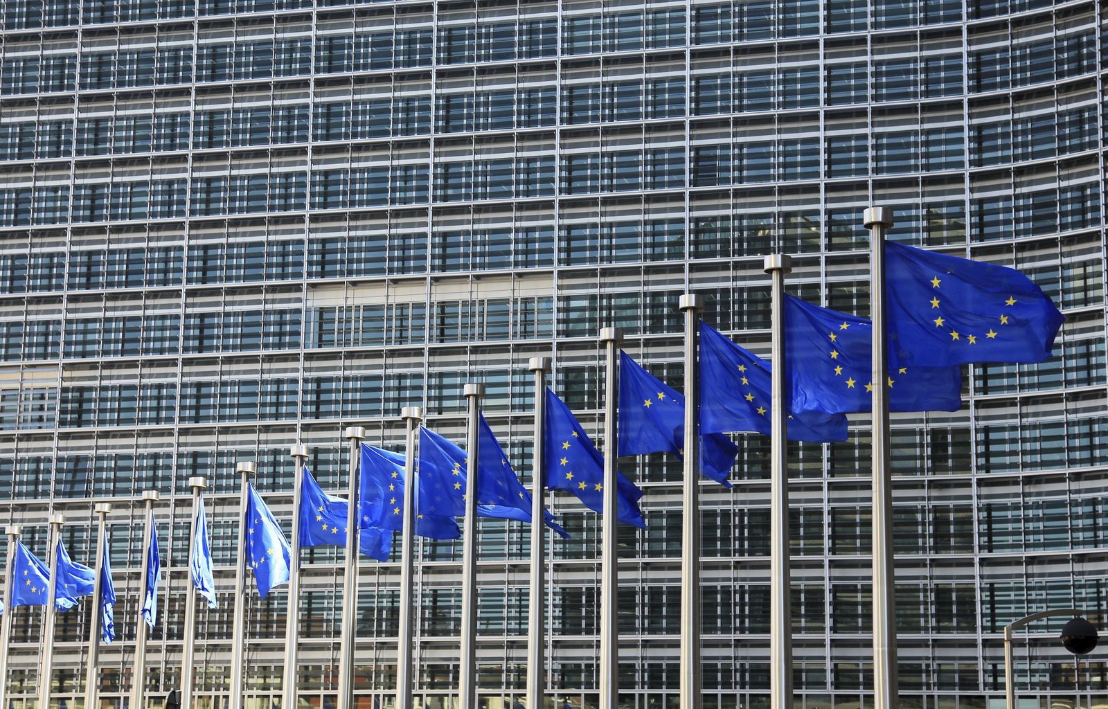 Las banderas  de la Unión Europea  que ondean frente a la sede de la Comisión Europea, en Bruselas.