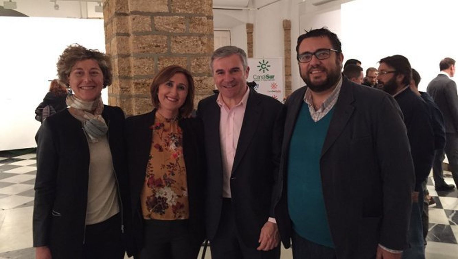 Mónica de Ramón, la comisaria de la exposición Victoria de Haro, Fernando García y Jaime Armario.