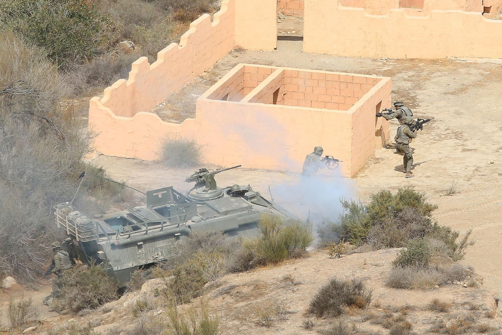 Imágenes de la visita de la ministra de Defensa a la base militar de Viator