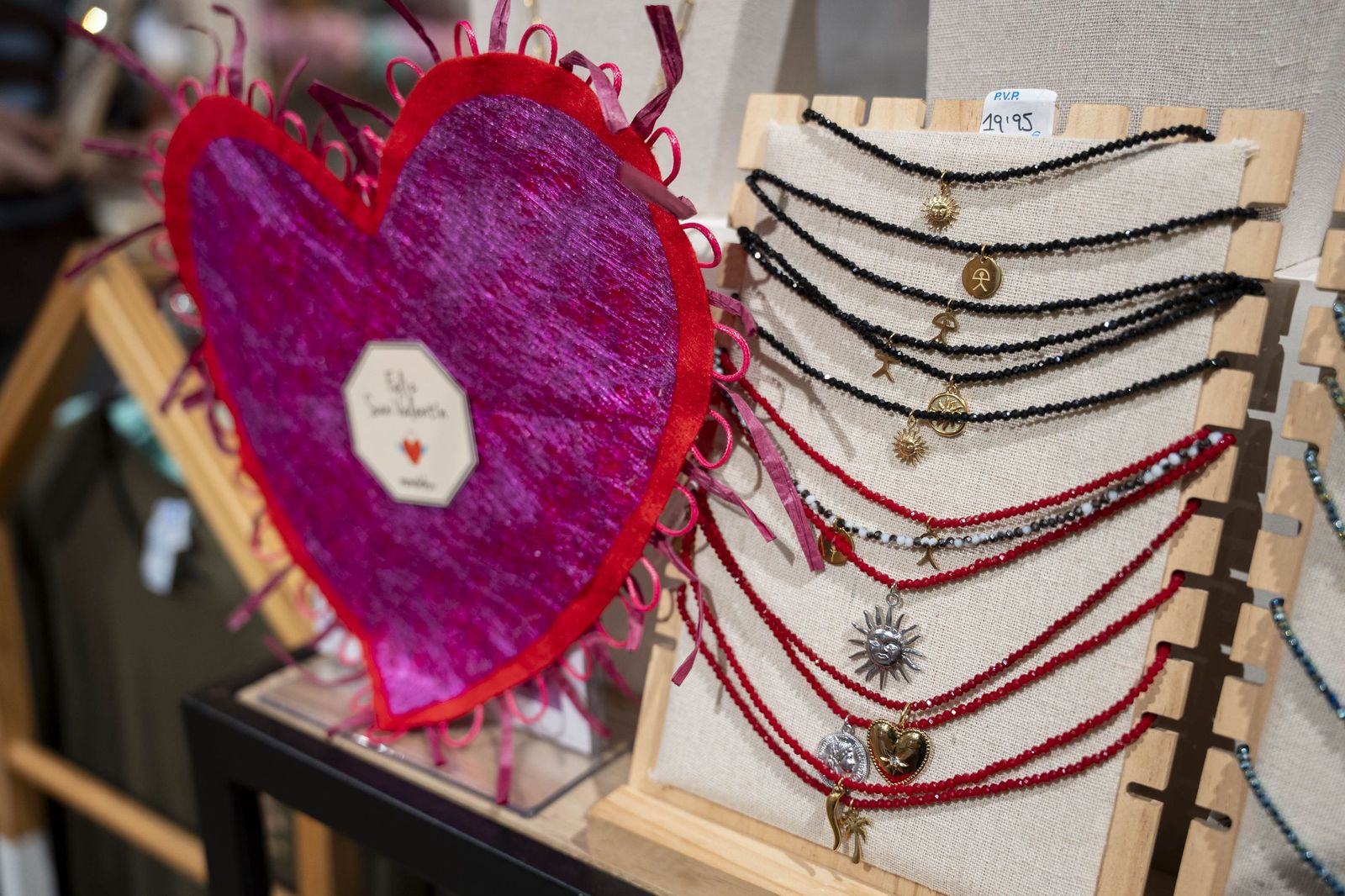 Tres comercios del centro de Almería lanzan un sorteo especial por San Valentín