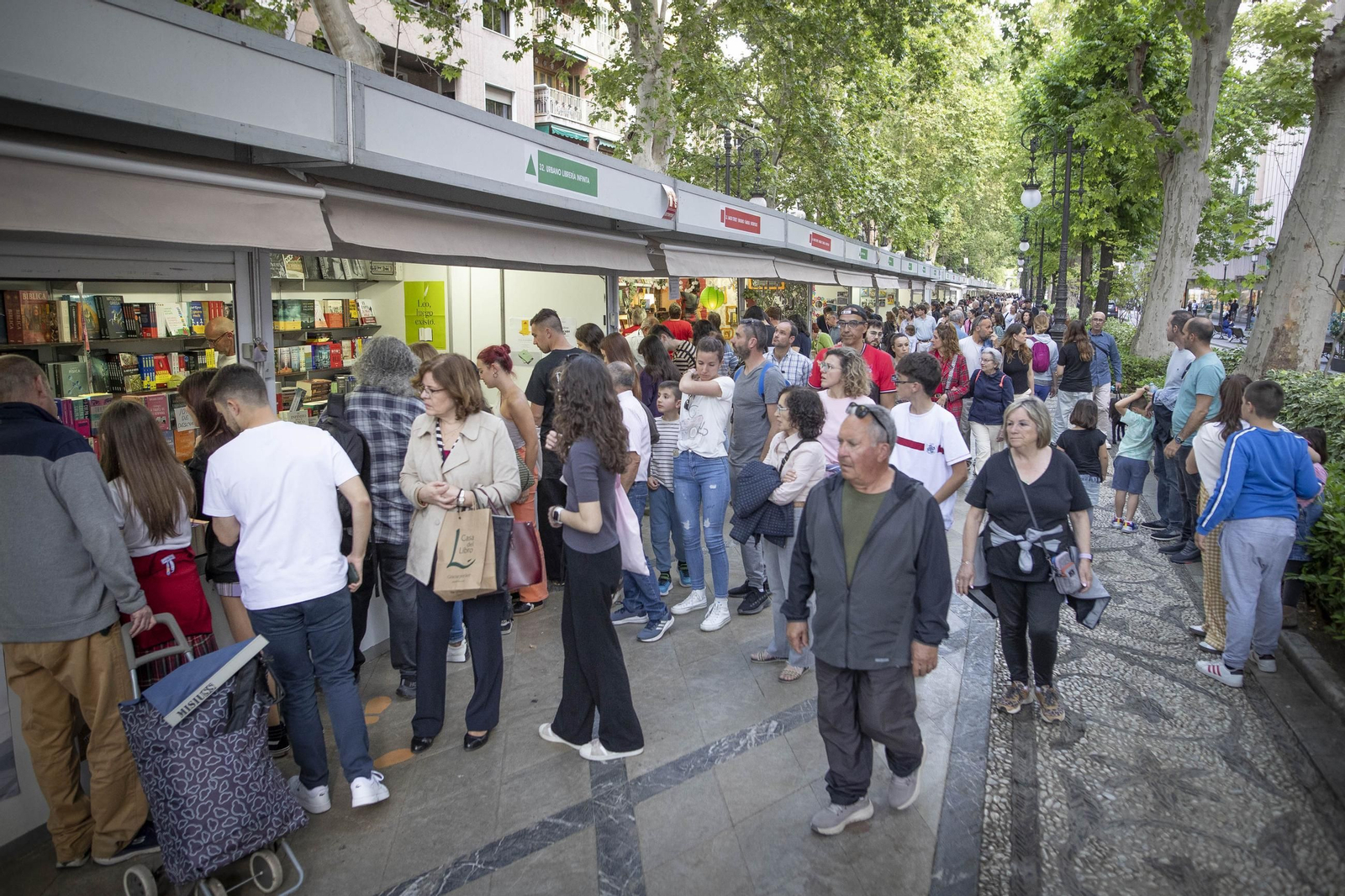 Así ha vivido Granada el primer día de la Feria del Libro