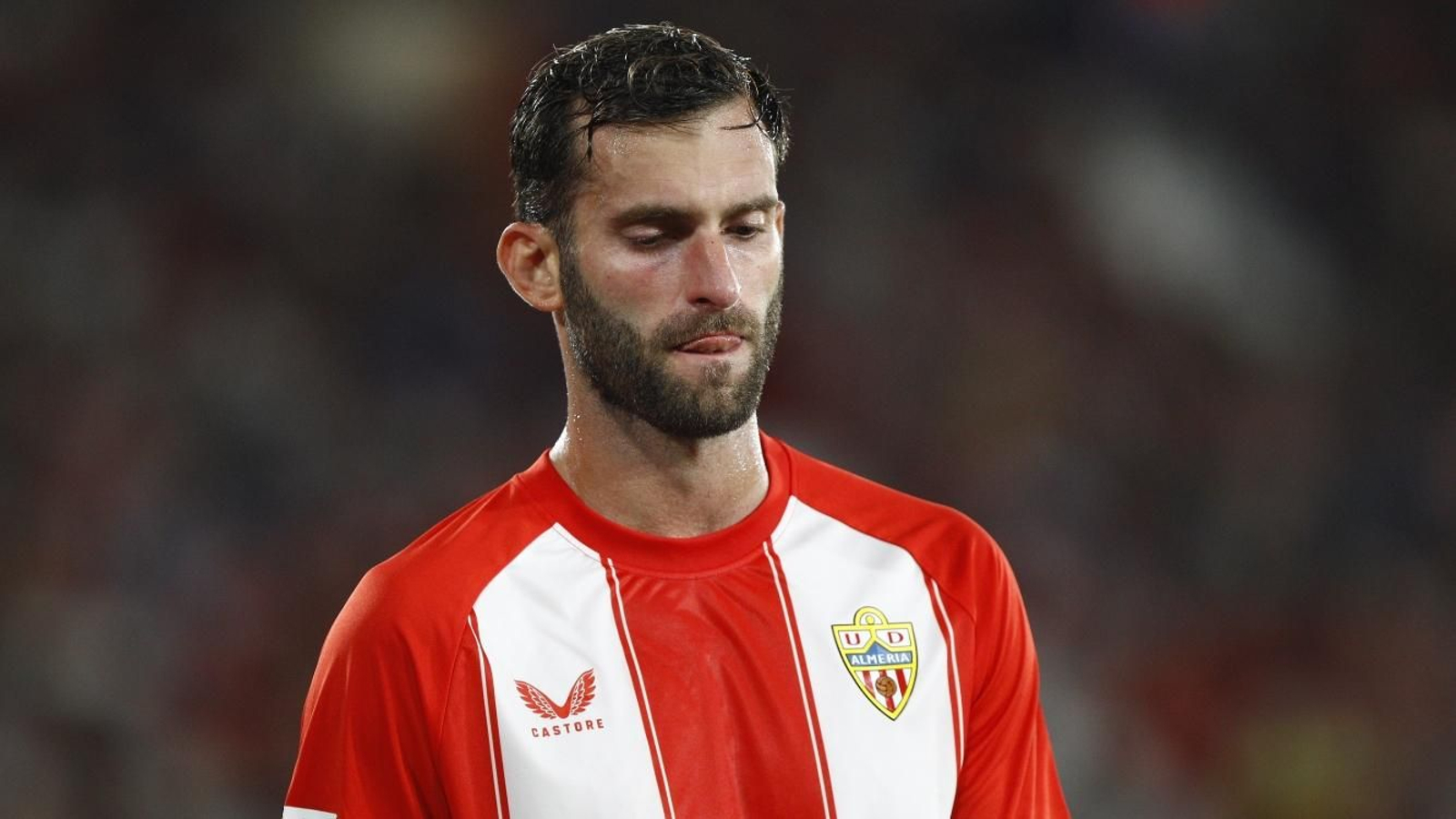 Leo Baptistao, cabizbajo saliendo del terreno de juego en el duelo contra el Eibar.