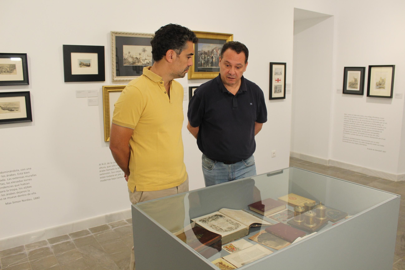 Joaquín Pérez de la Blanca con Juan Manuel Martín Robles en la exposición.