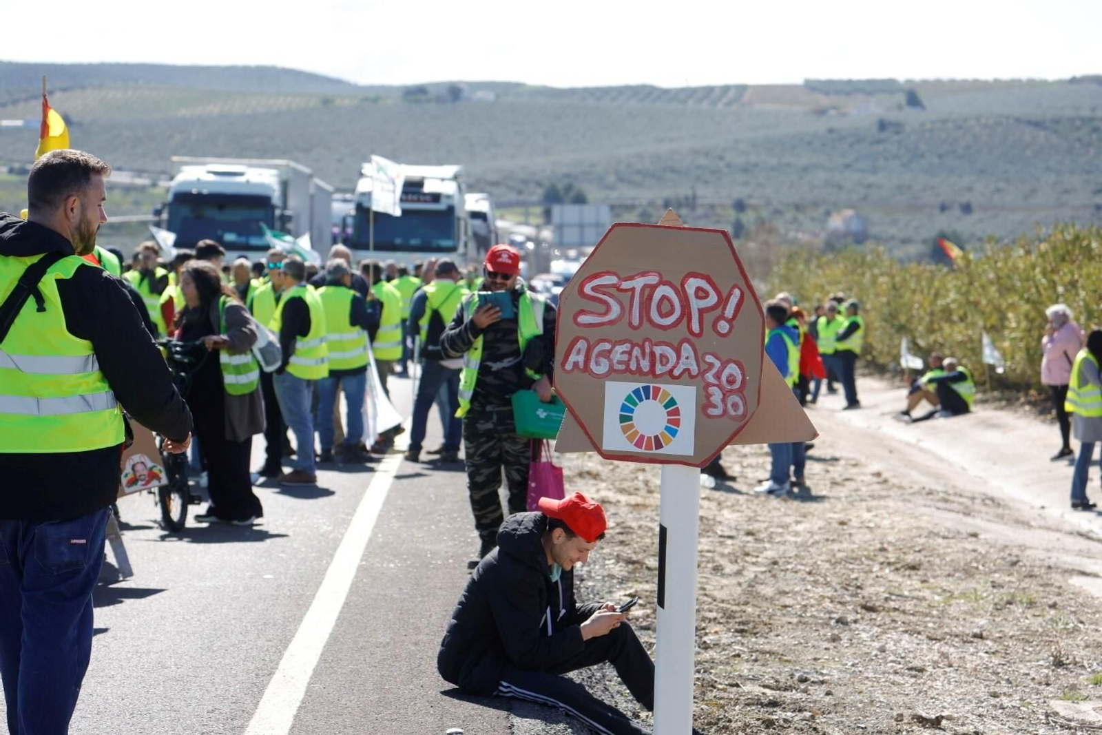 Los agricultores cortan la A-45 en Lucena, en imágenes