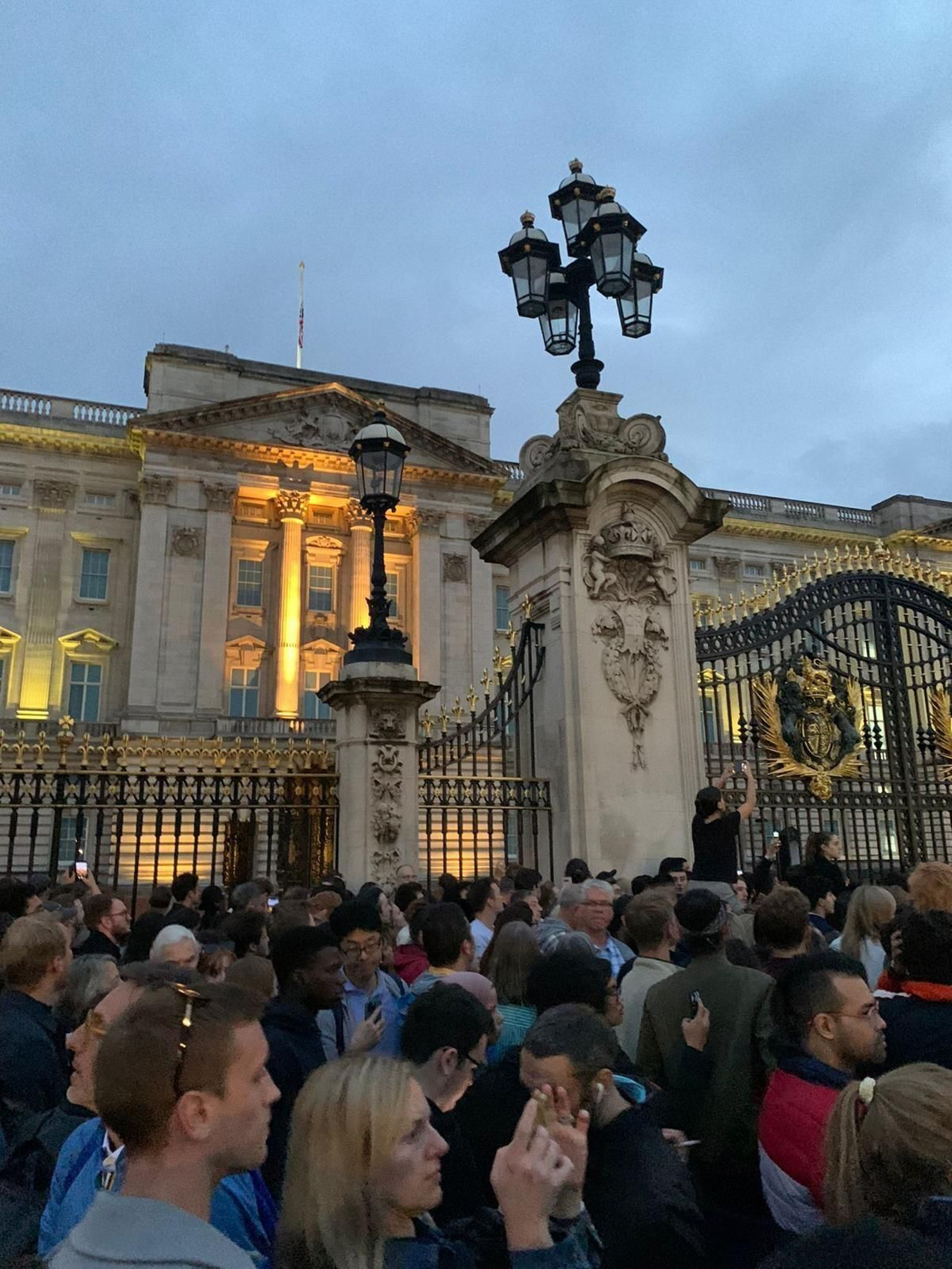 Los británicos acuden a Buckingham Palace tras el anuncio de la muerte de Isabel II