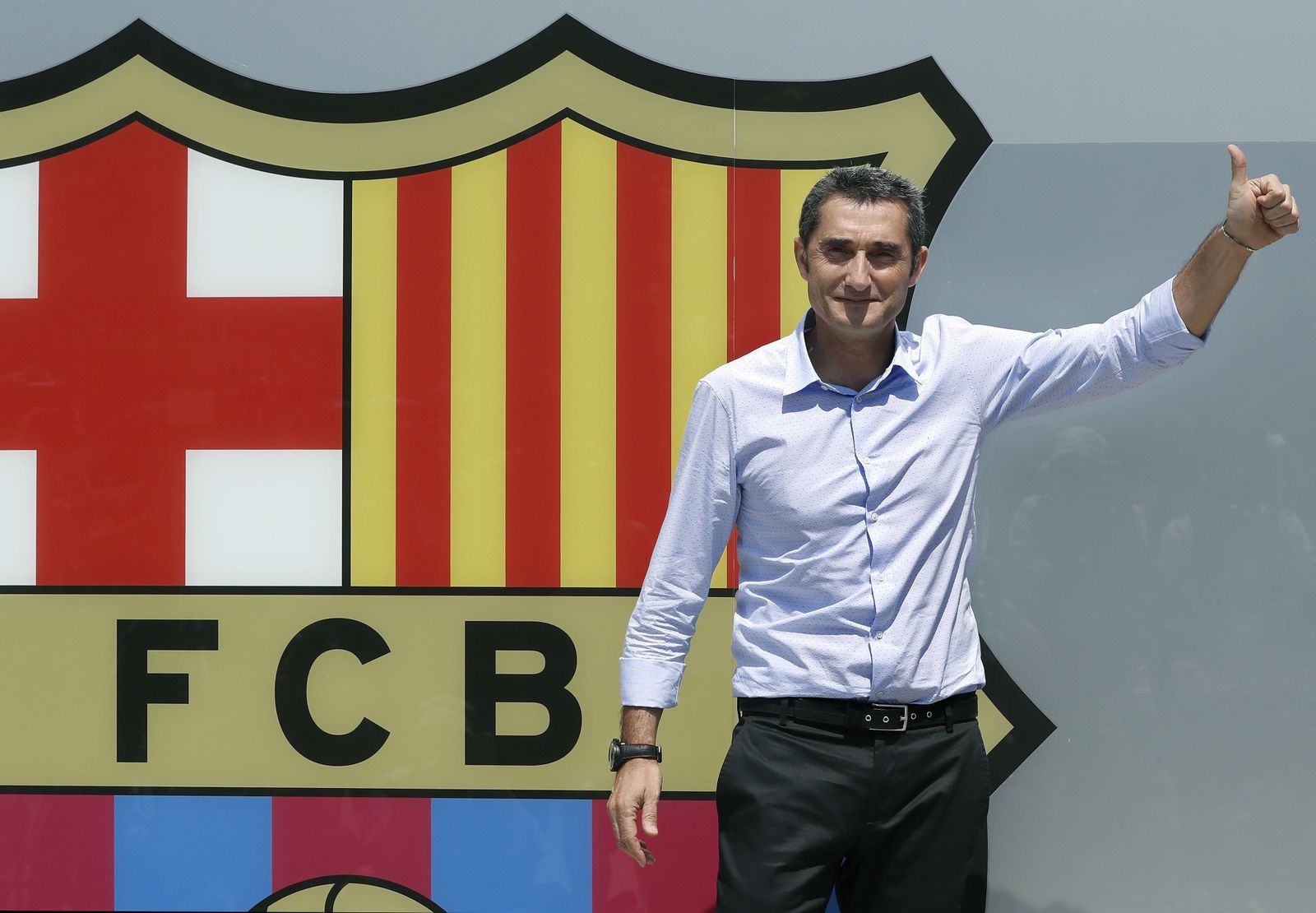 Ernesto Valverde posa junto al escudo azulgrana a la entrada de las oficinas del Barcelona.