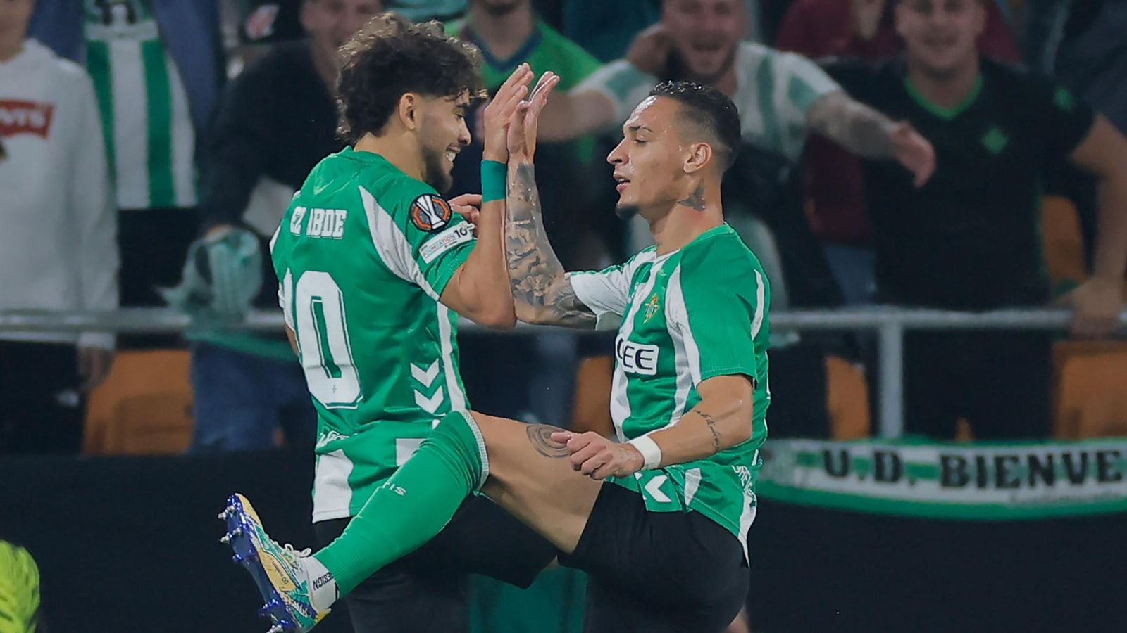 Abde y Antony celebran un gol.