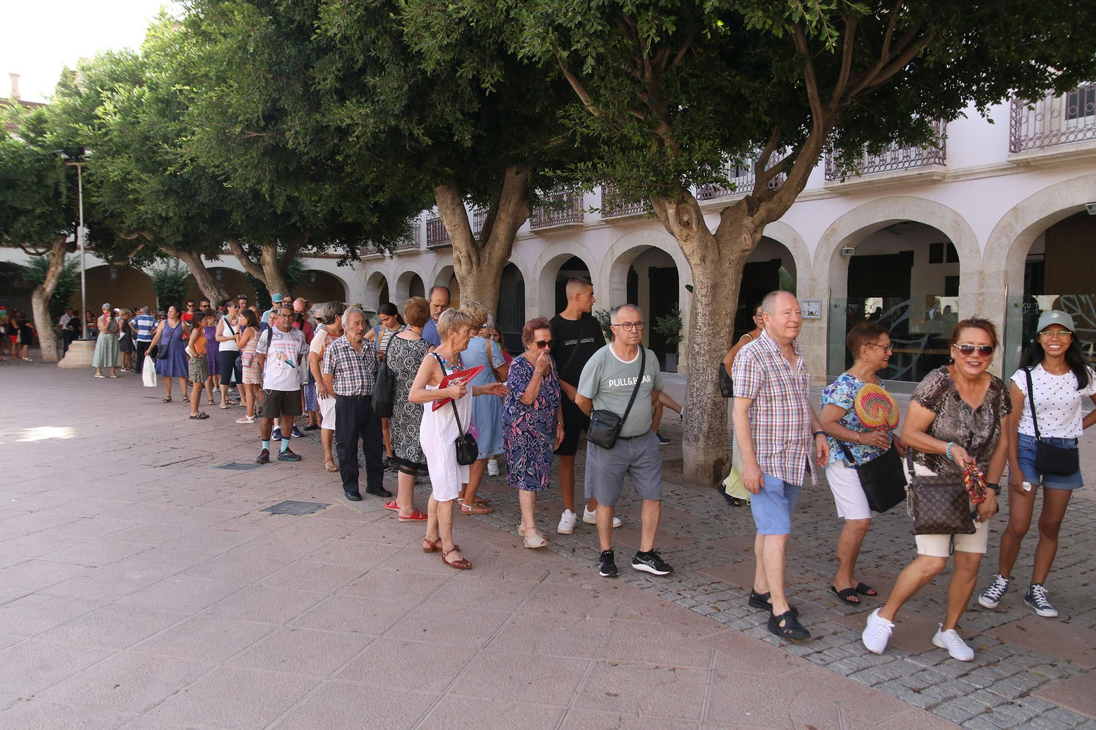 El reparto de abanicos de la Feria de Almería