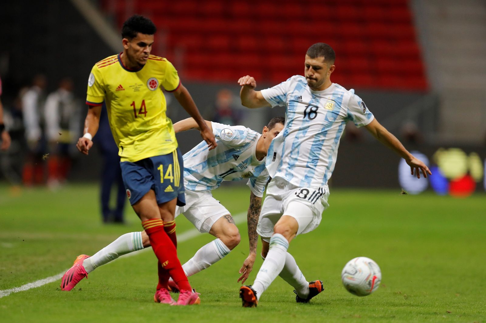 Guido Rodríguez disputa el balón con el colombiano Luis Díaz.