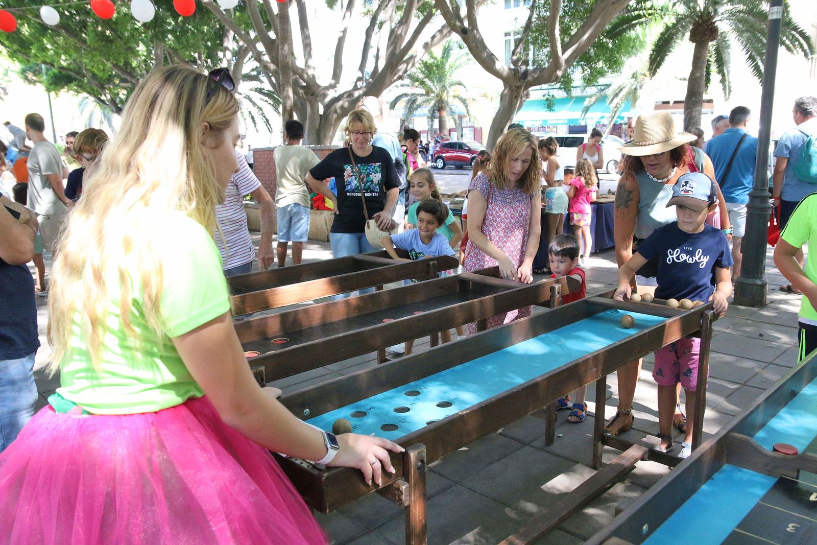 Los pequeños disfrutan descubriendo los juegos tradicionales en esta mañana de feria