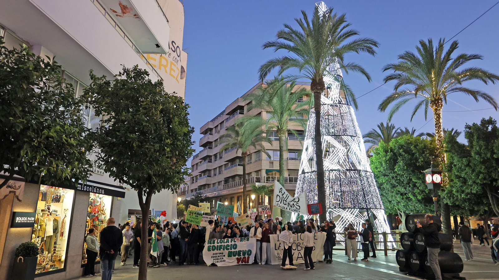 Imágenes de la manifestación del IES Lola Flores contra las prefabricadas en Jerez