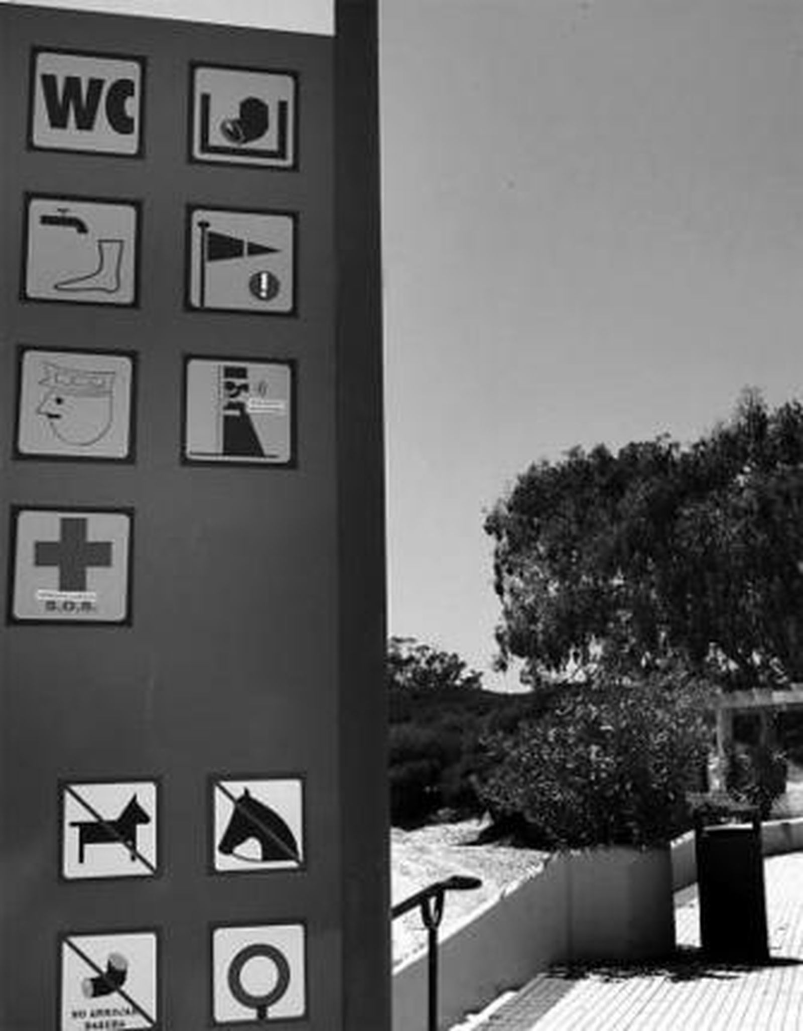 Un panel informativo, en La Puntilla, con los servicios que se ofrecen.