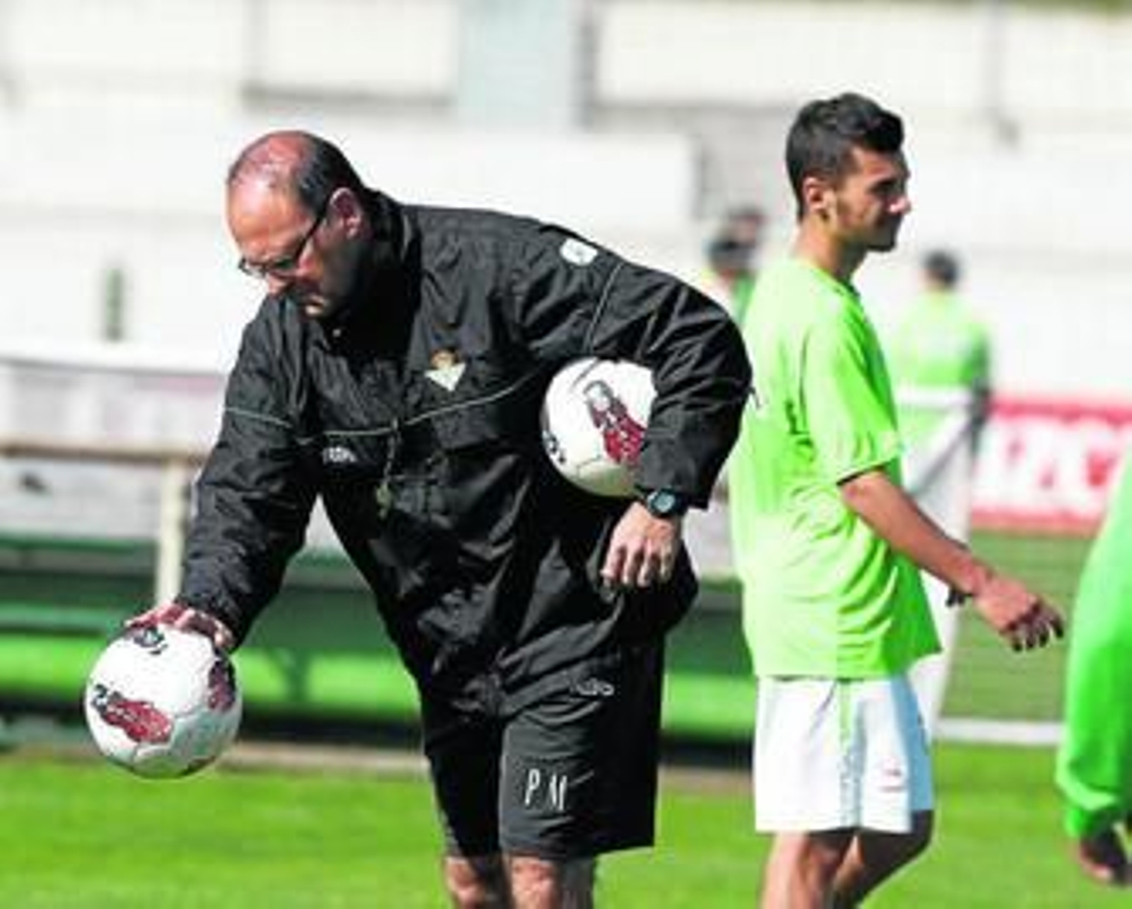 Pepe Mel coloca un balón en el entrenamiento del equipo.