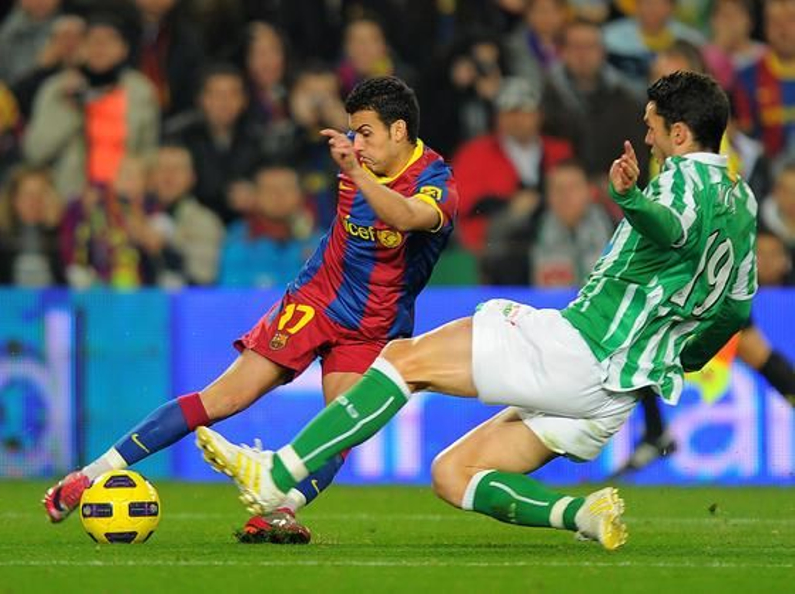 El Betis sale goleado del Camp Nou tras aguantarle el tipo al Barcelona durante más de medio tiempo. / AFP