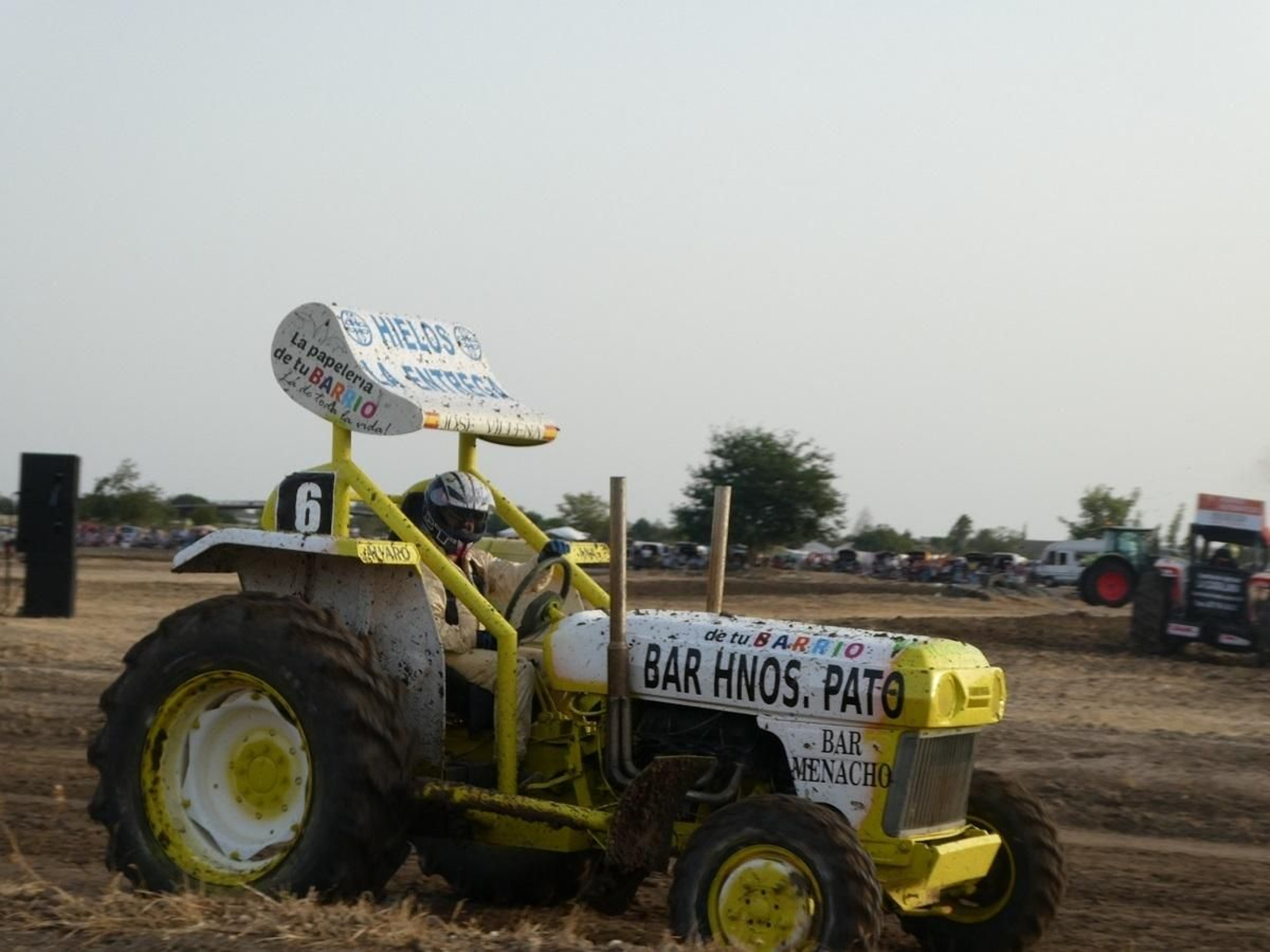 El piloto guadalcacileño José Villena, con el tractor con el número 6, durante la carrera ayer.