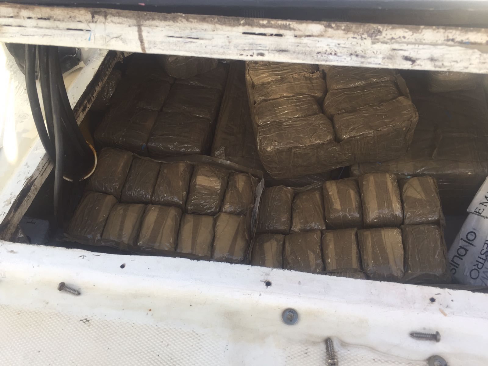 Parte de los paquetes con hachís recuperados por la Guardia Civil.