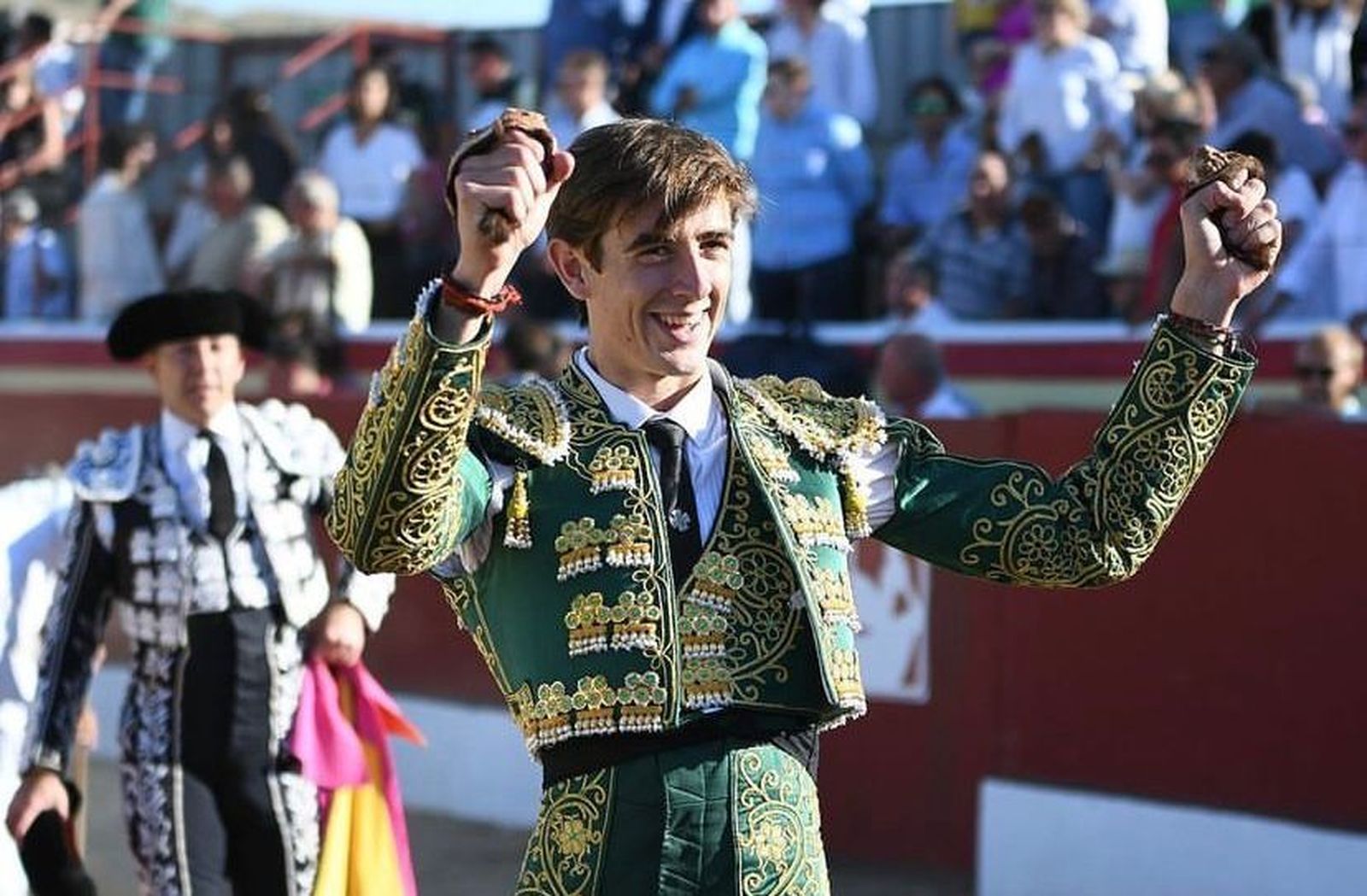 Pepe Luis Cirugeda pasea dos orejas de un novillo de Quintas en Brea de Tajo.