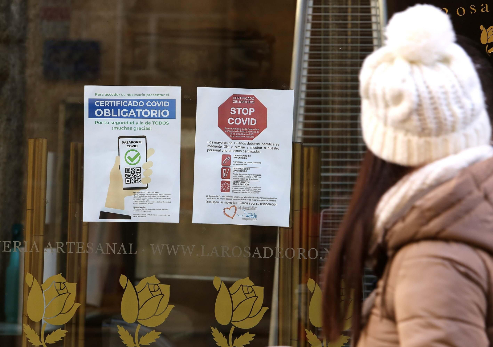 Carteles sobre las medidas para prevenir el covid en una pastelería del centro.