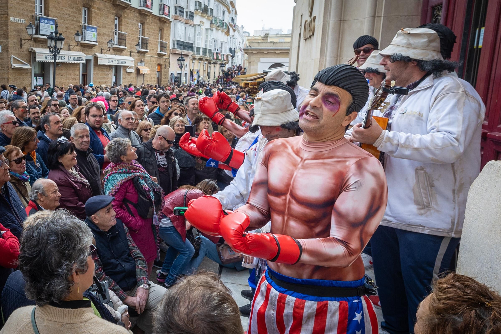 Imágenes del lunes de coros e ilegales del Carnaval de Cádiz 2023